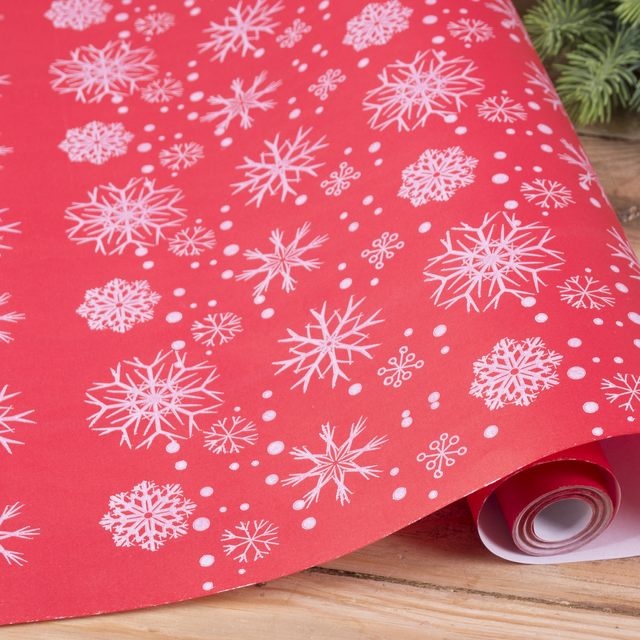 Папір подарунковий новорічний "Сніжинки на червоному" 70см * 10м