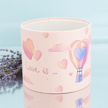 Капелюшна коробка Love is (Середня D18)